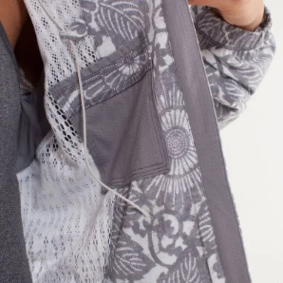 (2475) LULULEMON Run: Travel To Track Jacket *Print Sz 10/12 P2P=17.5" **LOVED** - Picture 3 of 10